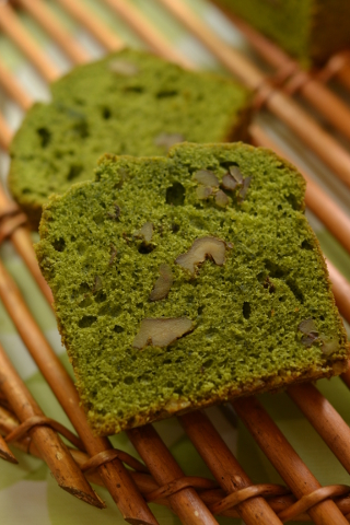 写真は宇治の抹茶を贅沢に焼きこんだ抹茶とくるみのパウンドケーキ。